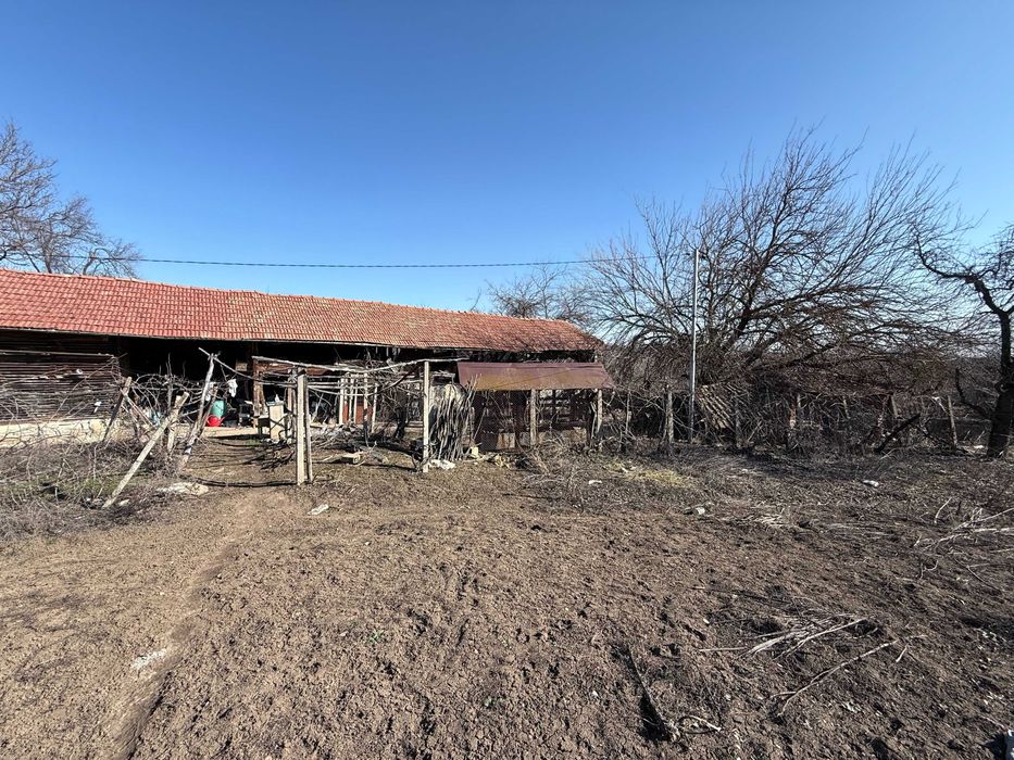Къща с двор и селскостопански постройки