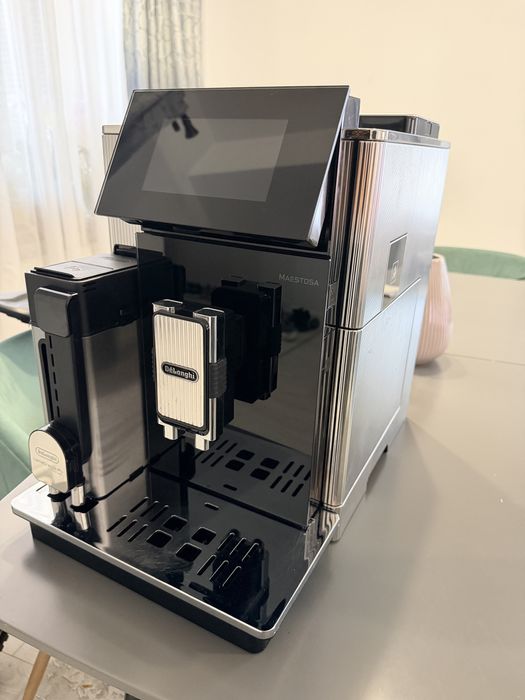 Vand aparat de cafea Delonghi Maestosa folosit impecabil