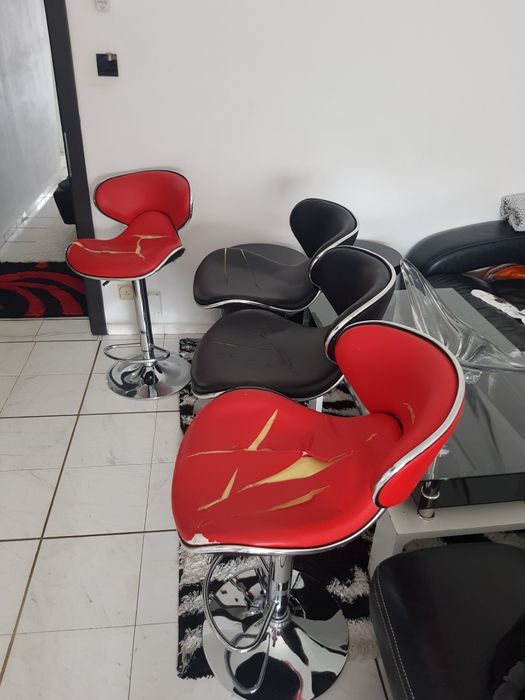 Четири броя стол за бар в столовете трябва да се сменят само кожата