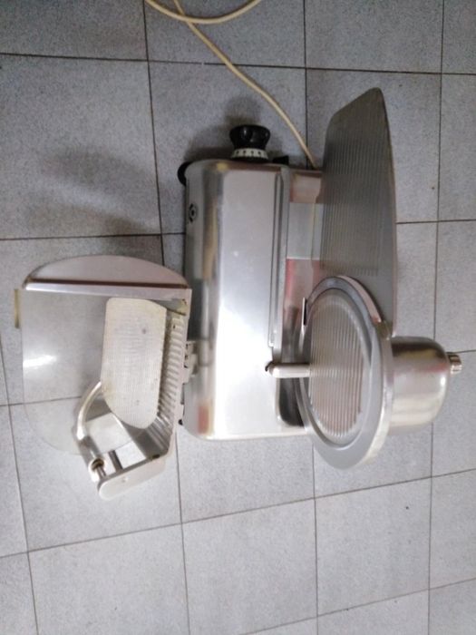 Професионален слайсер / резачка Бизерба модел Р704