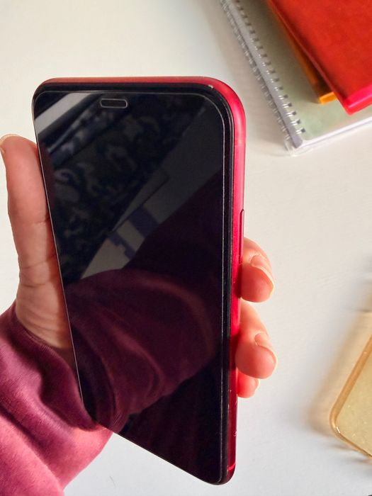 Iphone 11 червен