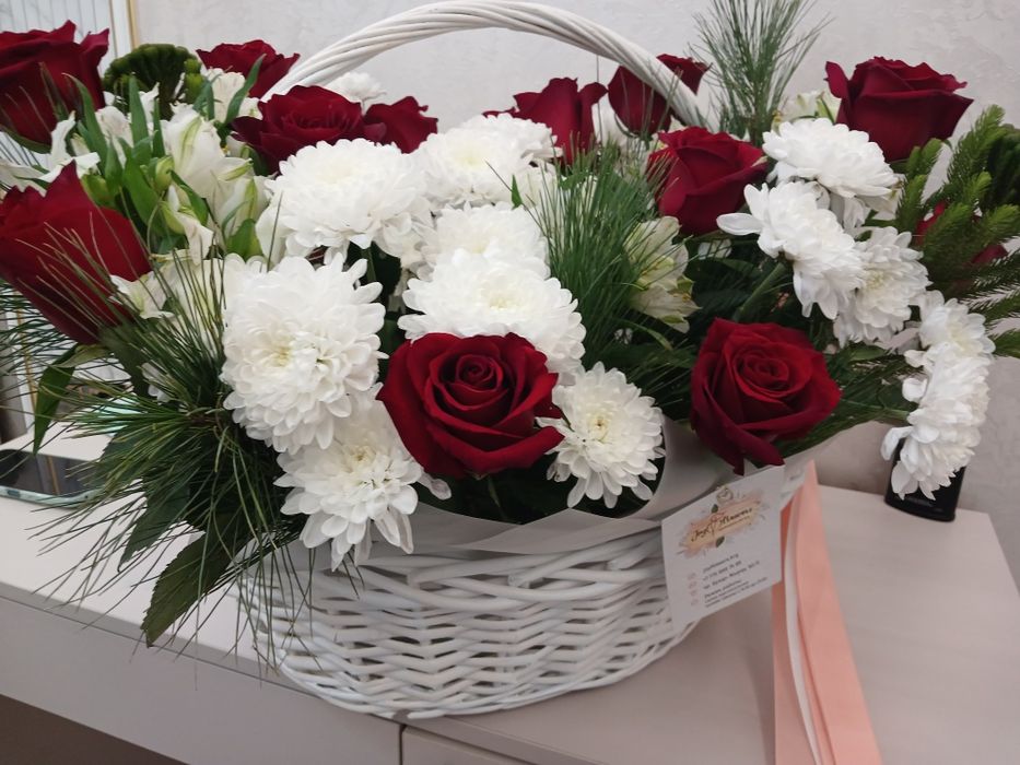 Цветы розы, хризантемы