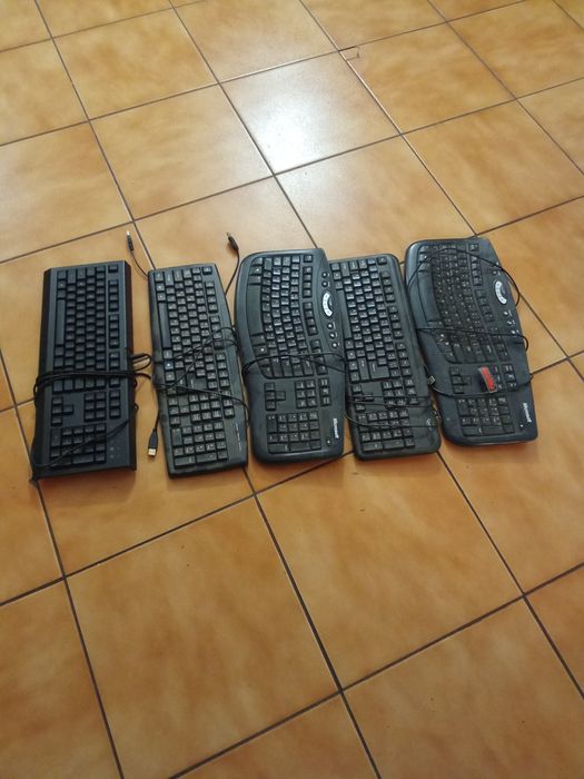 Vând tastaturi de la 50 lei la 80 și 3 monitoare