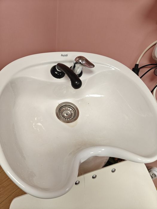 Измивна колона и фризьорски стол