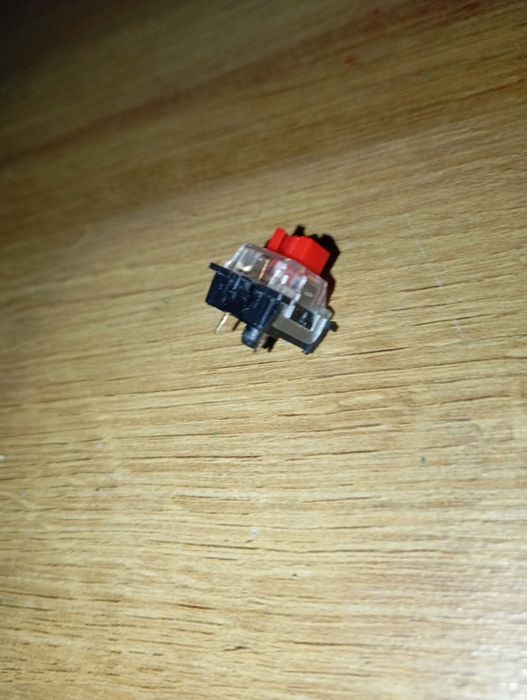 Vand switch-uri rosii pt tastatura