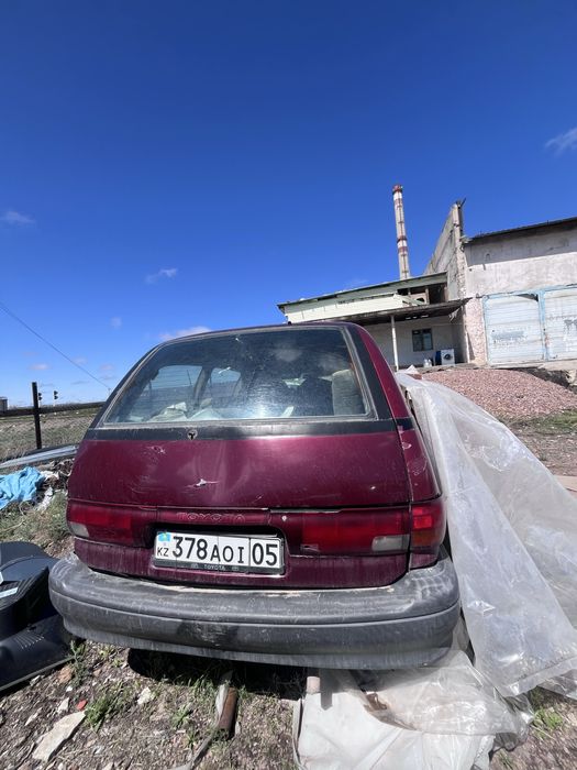 TOYOTA PREVIA красного цвета