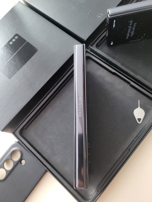 Продам Samsung Galaxy Z Fold 5 12/512gb.