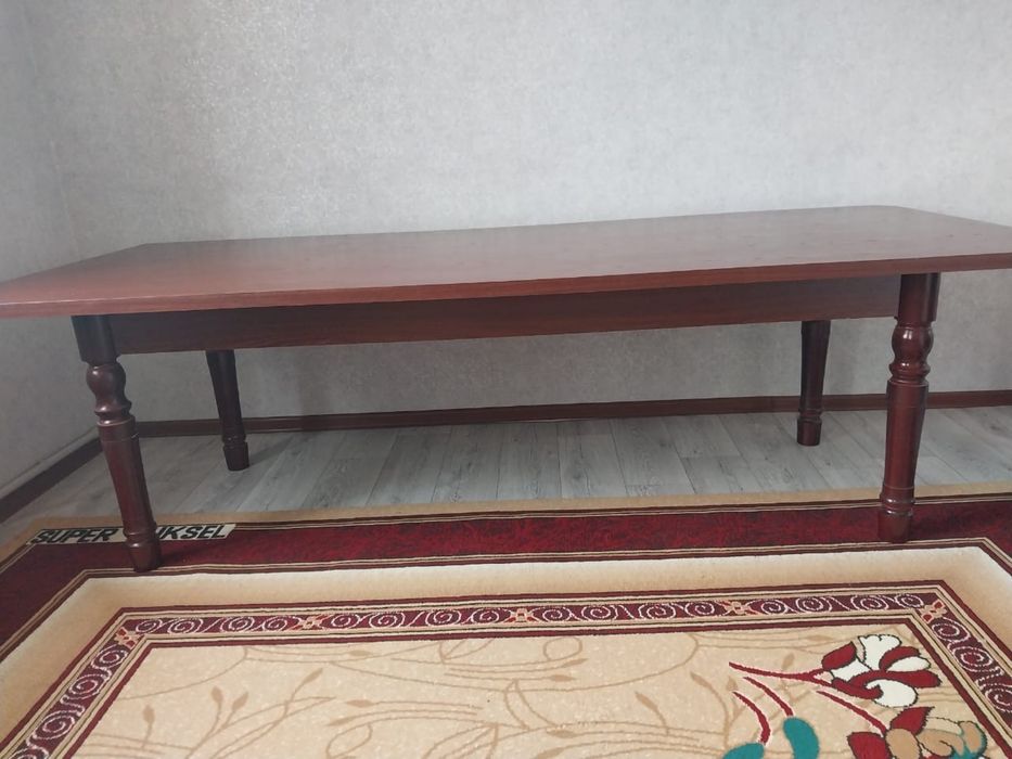 Үлкен үстел сатылады