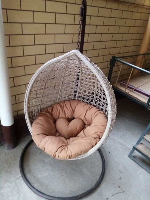 Плетёная кокон— качеля