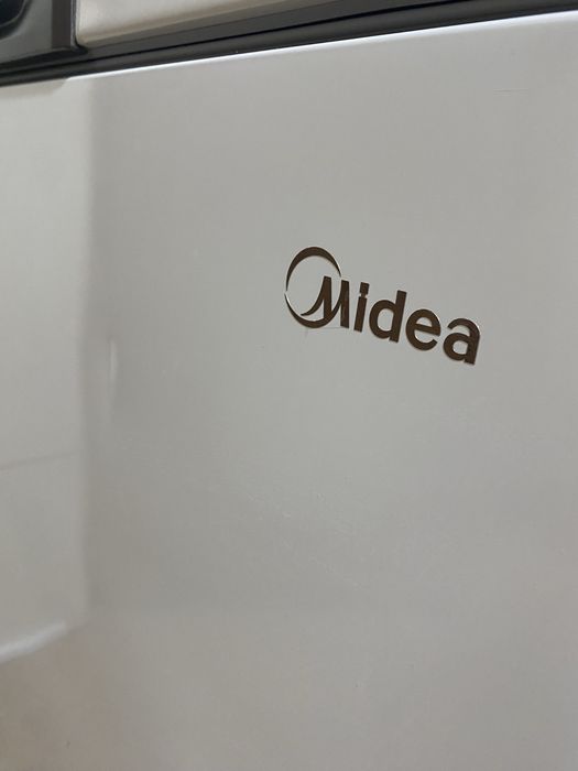Lada frigorifica Midea