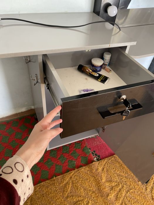 Pardoz oynasi sotiladi sifatli va qòlda ishlangan.