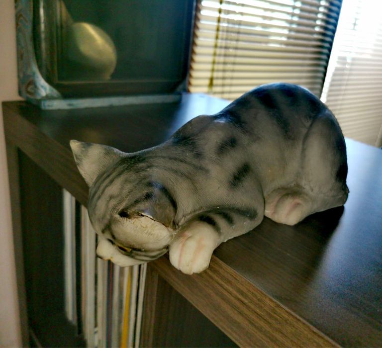Котка фигура пластика скулптура на котенце изключително реалистично !