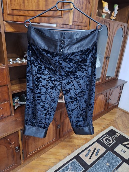 Vând pantaloni se catifea tip salvării pana la genunchi,  fusta panta