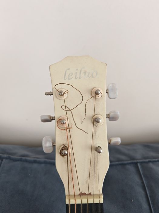 Продам гитару не дорого