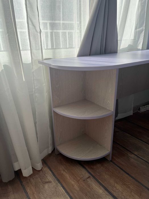 Бюро със стилаж за книги