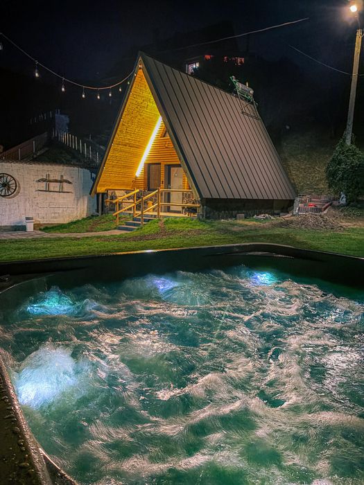 CABANA A-FRAME de inchiriat Transalpina | Jacuzzi/Ciubar + Bucatarie + Gratar + Spatiu verde - Pensiunea Casa Iulia