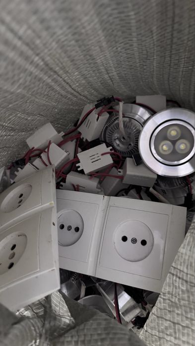 Продам люстры потолочные