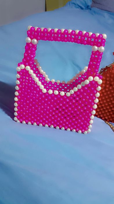 Tadbir va kundalik obraz uchun   mos keluvchi munchoqli sumka