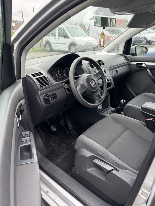 Volkswagen Touran 1.6 TDI 105 CP, 5 locuri