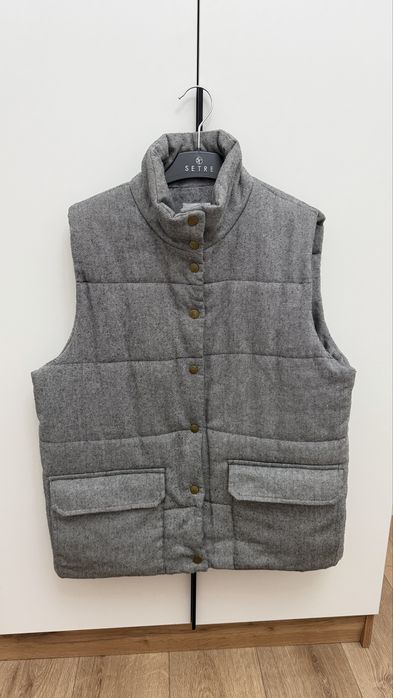 Безрукавки серая и черная