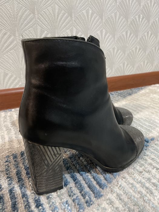 Продам 2 пары ботильоны  кожаные 33 размера