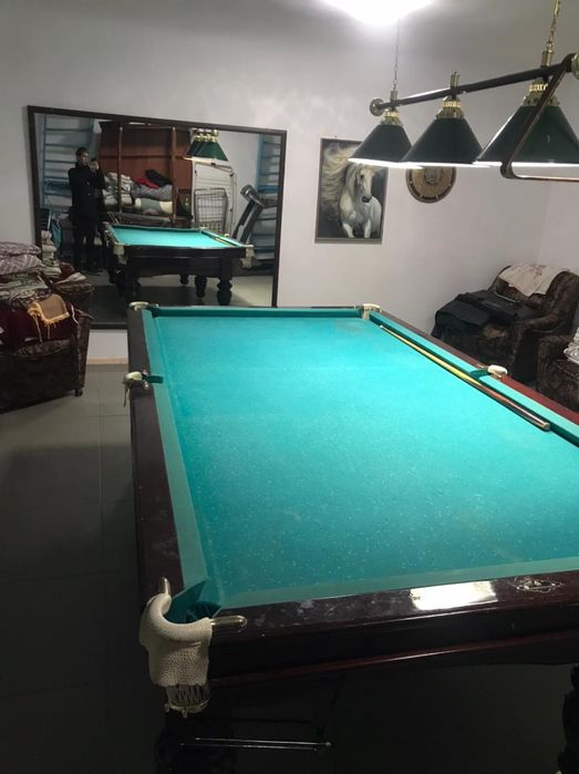 Бильярдный стол для игры в бильярд