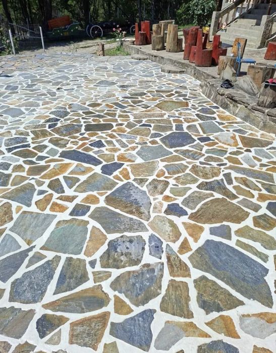 Executam lucrari din piatra naturala diferite nuante si dimensiuni