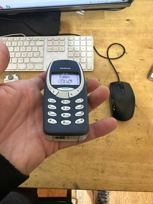 nokia 3310 albastru cu muzica fata spate lateral deosebit de frumos