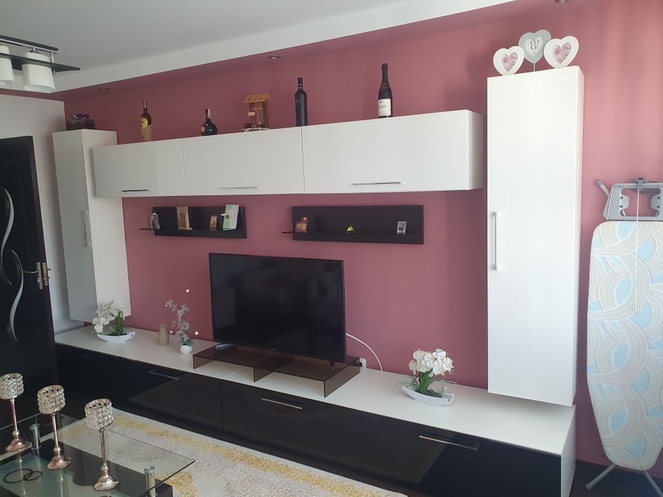 Apartament cu 3 camere decomandat.