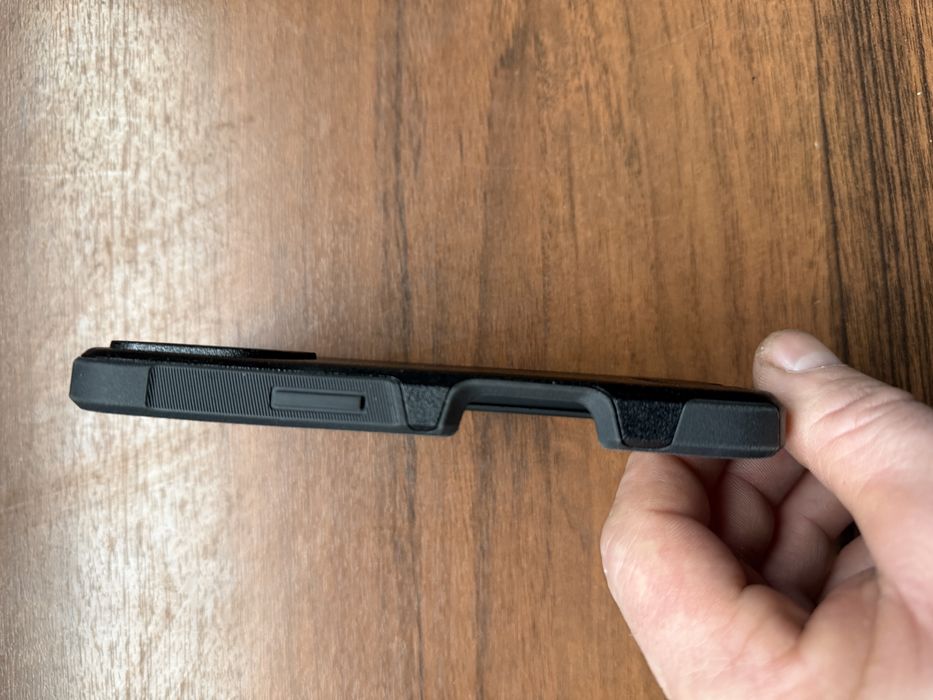 Продам оригинальный чехол для айфон 16 про Otterbox