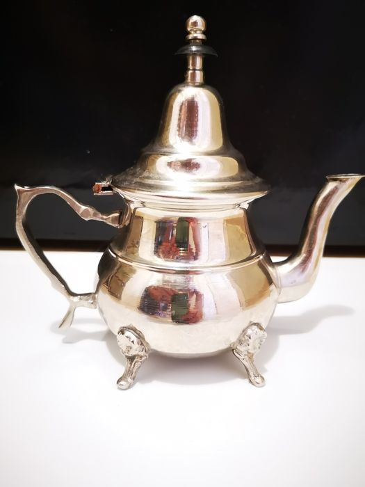 Посребрен чайник швейцарски