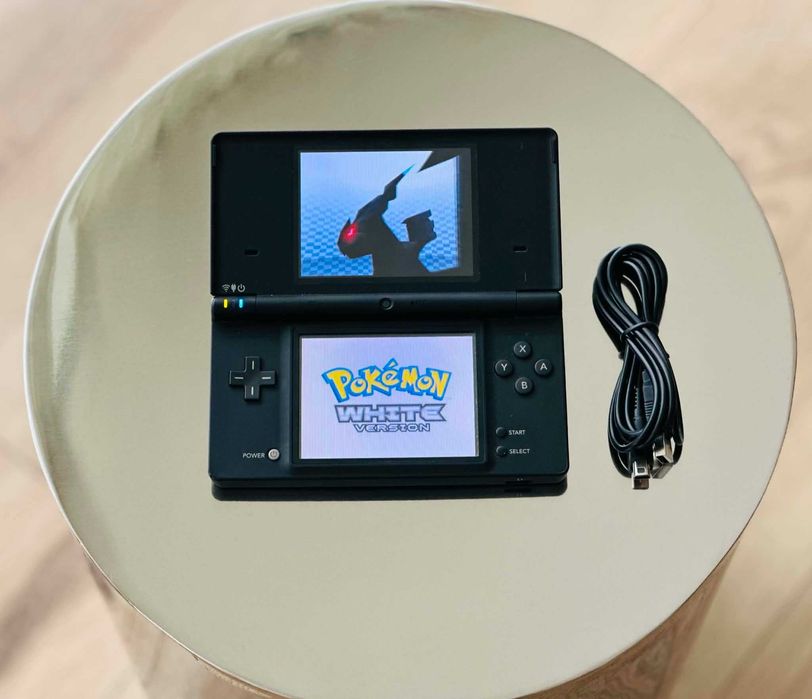 Nintendo DSi с 134 записани игри Покемон Pokemon Zelda Mario