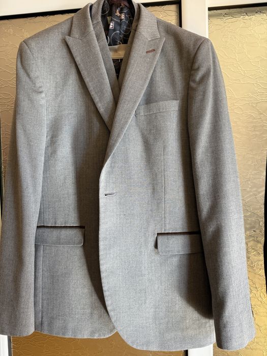 Светло сив костюм ( сако + панталон + елек )