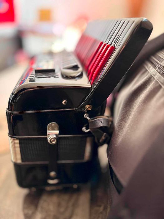 Vând acordeon electronic cu micro 1