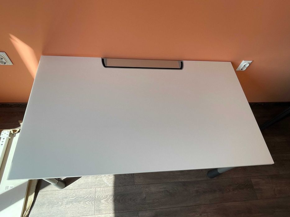 Продавам професионални офис бюра/маси Kinnarps и Haworth Tibas White