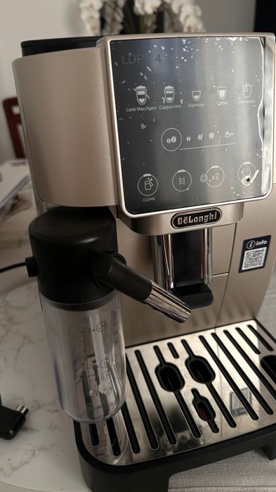 Expresor nou delonghi