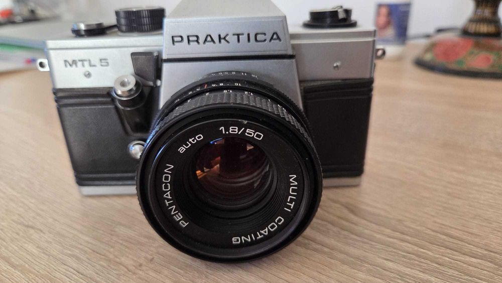 Camera foto cu film Praktica MTL 5 cu obiectiv Pentacon 50mm f/1.8