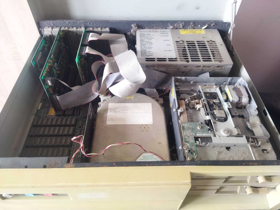 Стар компютър с монитор