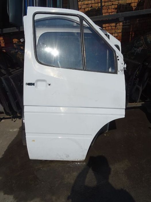 Vand Usa Fata Dreapta Mercedes Sprinter din 2005 volan pe stanga fara rugina fara lovituri