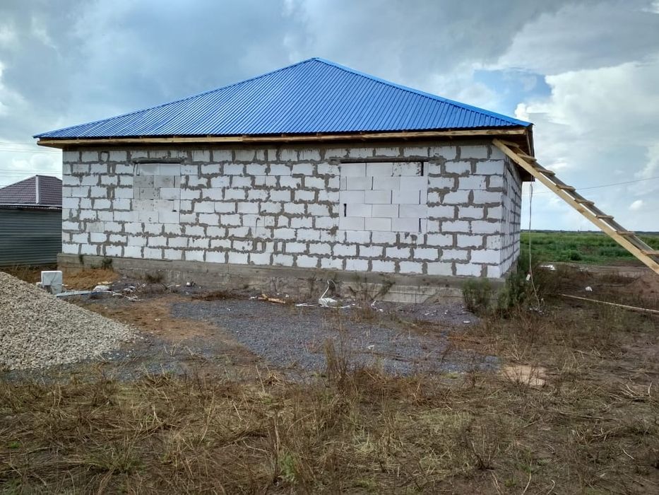 Участок с недостроенным домом