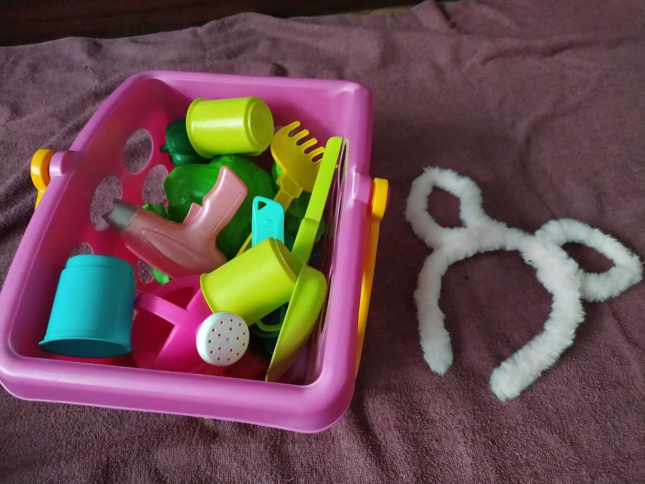 Голяма кошница за пазаруване с аксесоари, плодове и други