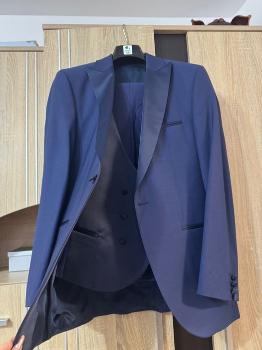 Vand 2 costume barbati