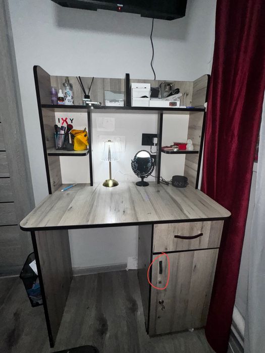 Письменный стол.