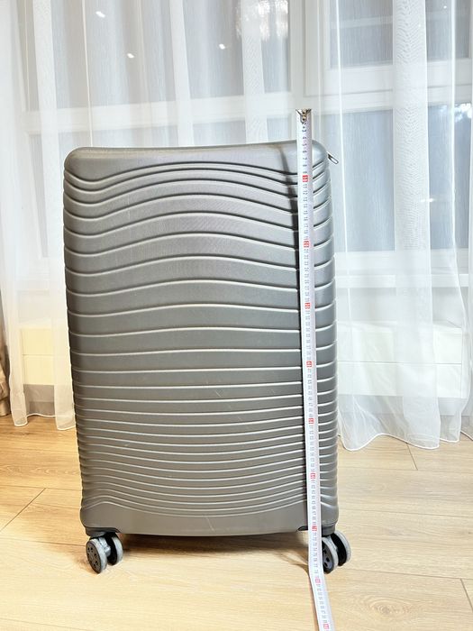 Чемодан на колесах дорожный