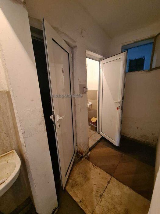 Самостоятелна промишлено-складова сграда. Помещения 380  кв.м. 160 +180 +200 + 340 + 540 кв.м., с. Скутаре-Рогош (Пловдив)