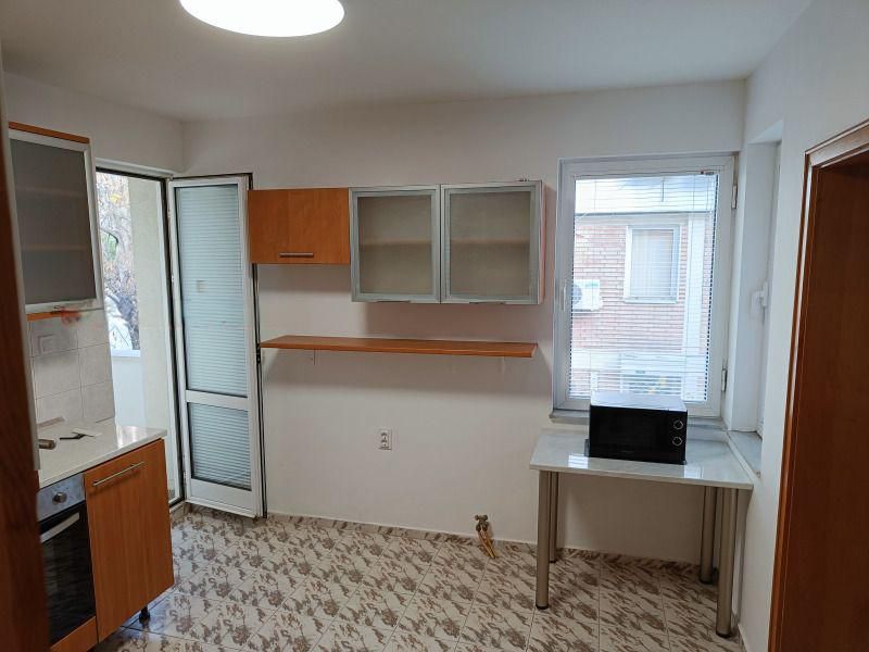 Дава се под наем Тристаен апартамент в Пловдив, Младежки Хълм - 130 кв.м за 598.23 € - Снимка #3