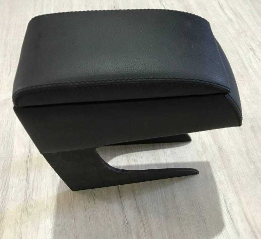 Продаю подлокотник на авто. Подойдет для автомобилей ВАЗ, Лада.