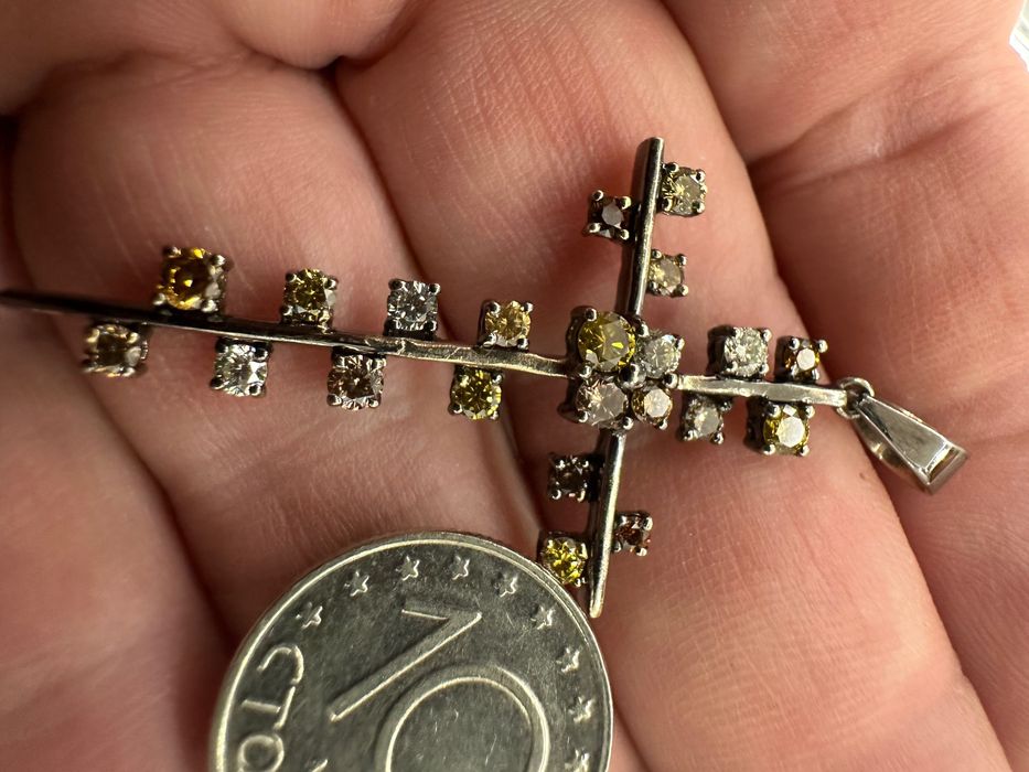 18к златен кръст с цветни диаманти.