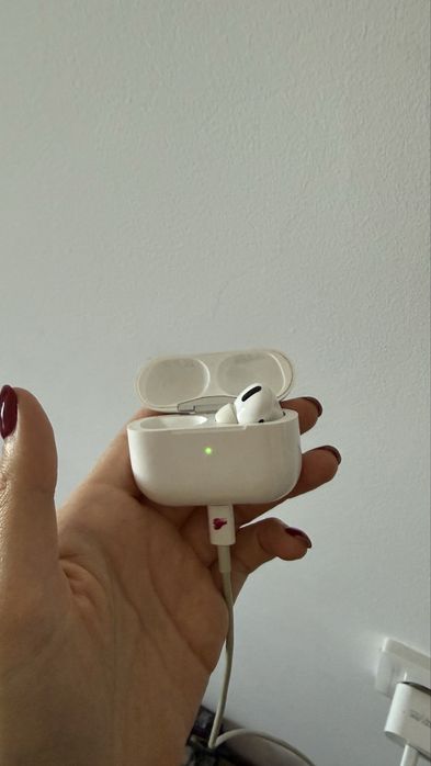Продам Airpods оригинал чехол и 1 ухо.
