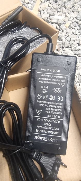 Incarcator trotineta bicicleta 42v 2a
10 elementi serie, litiu mufa rotunda 8 mm